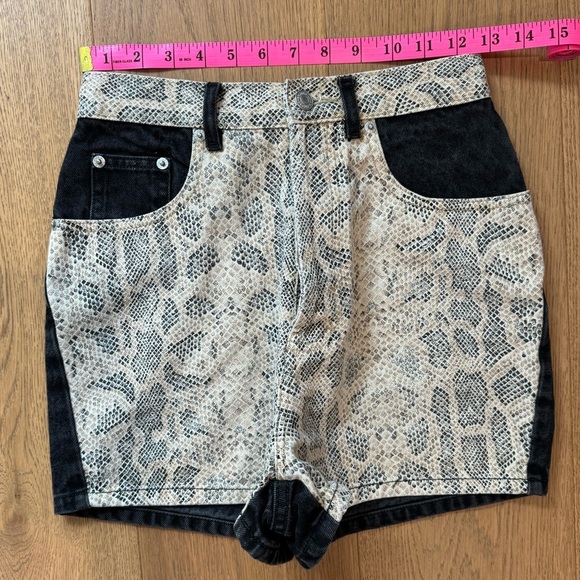 EUC VINTAGE 90s JORDACHE High Waisted Denim Shorts - Black & Snakeskin - Size 25 - Picture 4 of 9